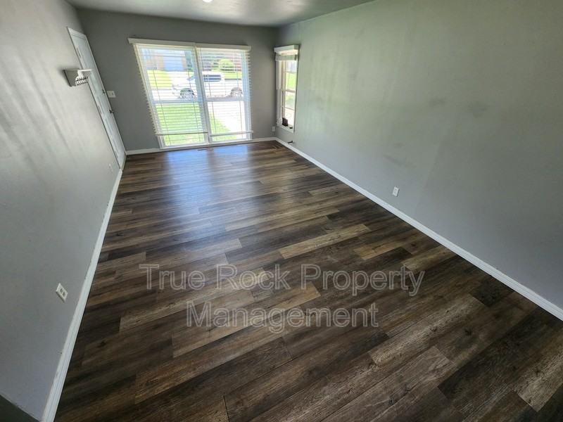 1008 E 6th St - Photo 3 of 17