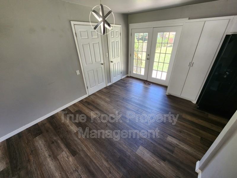 1008 E 6th St - Photo 4 of 17