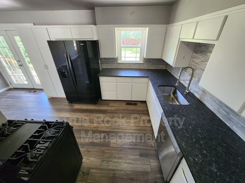 1008 E 6th St - Photo 5 of 17