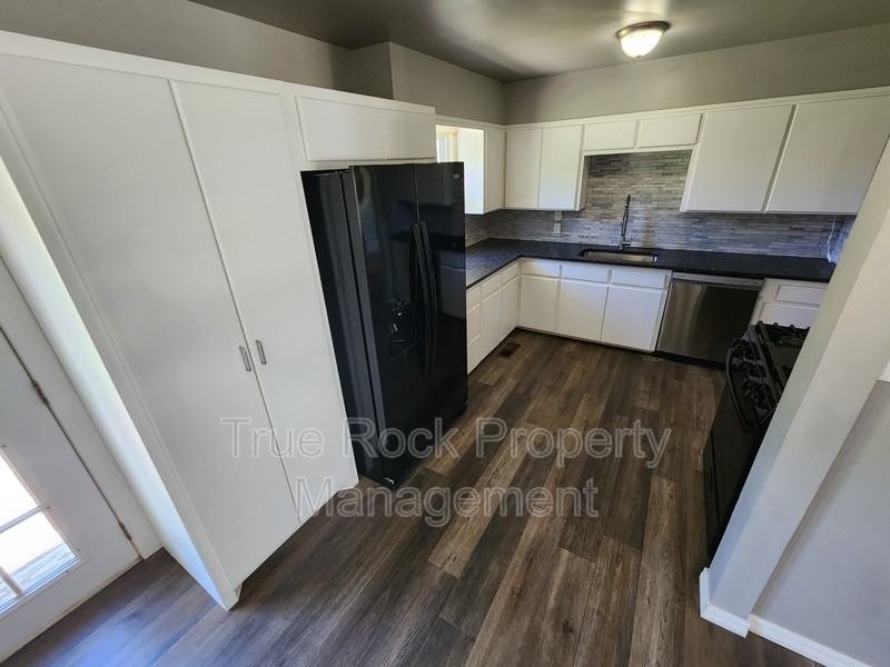 1008 E 6th St - Photo 6 of 17
