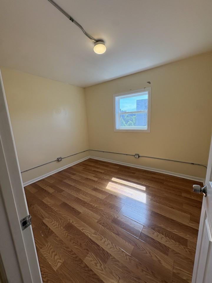 712 West 17th Street - Photo 4 of 9