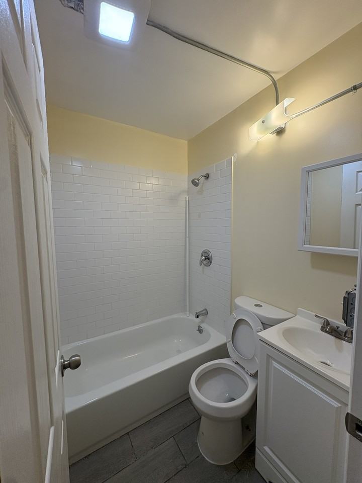 712 West 17th Street - Photo 5 of 9