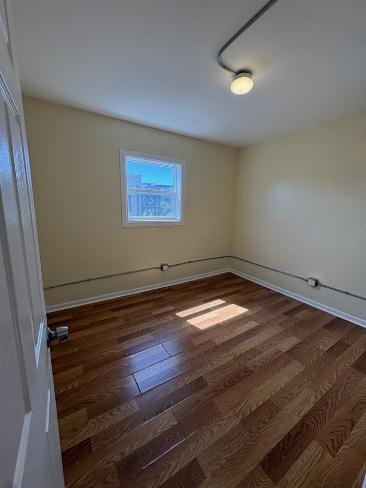 712 West 17th Street - Photo 6 of 9