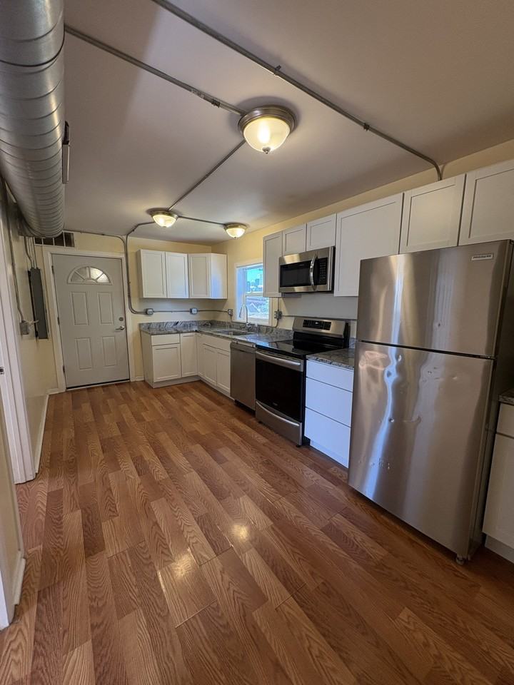 712 West 17th Street - Photo 7 of 9