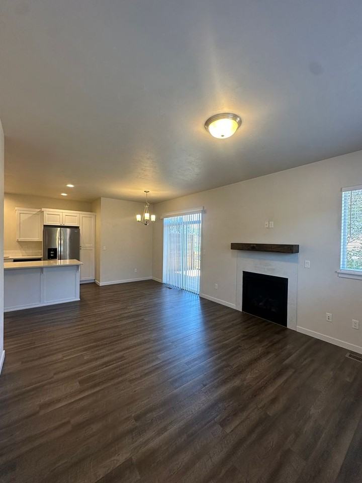 944 Ne Paula Dr - Photo 4 of 18