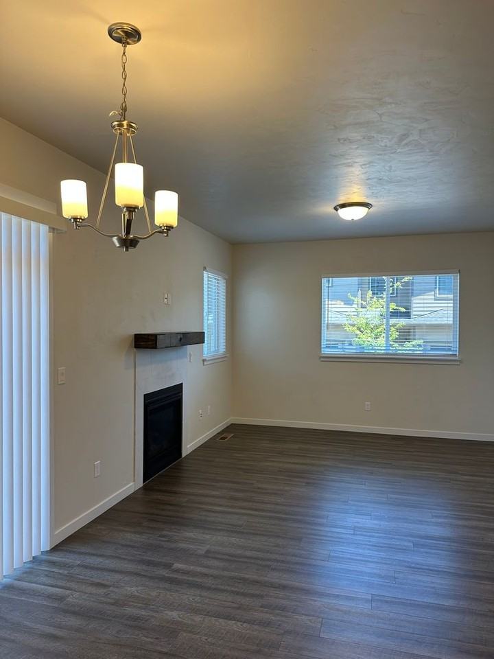 944 Ne Paula Dr - Photo 3 of 18