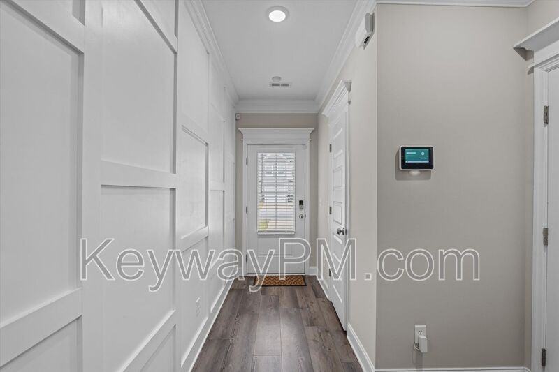 1043 Linsmore Ave - Photo 4 of 22