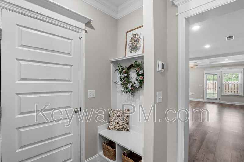 1043 Linsmore Ave - Photo 6 of 22