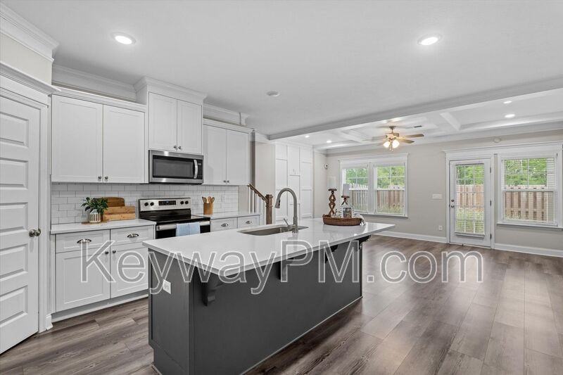 1043 Linsmore Ave - Photo 7 of 22