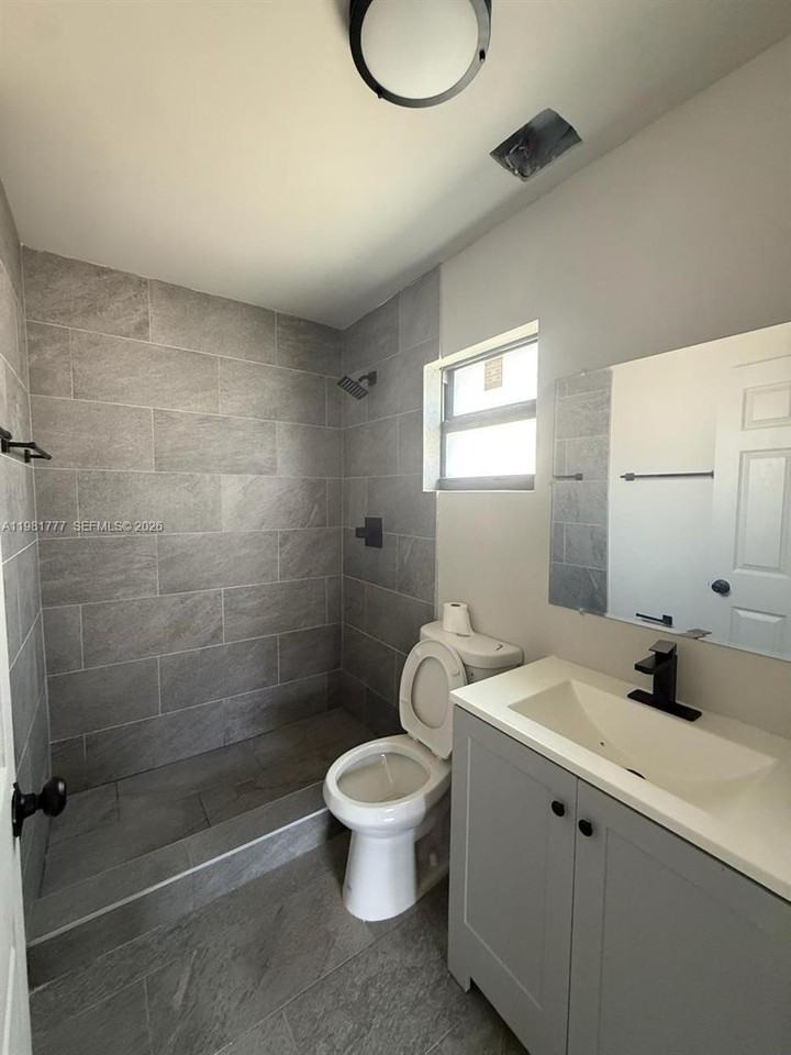 2806 Northwest 9th Court - Photo 4 of 6