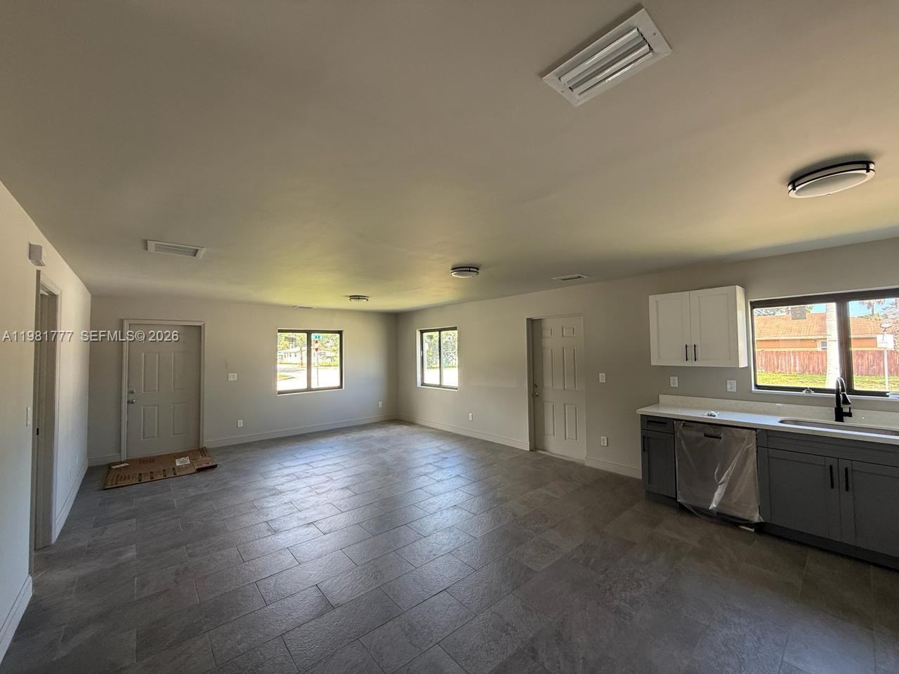 2806 Northwest 9th Court - Photo 5 of 6