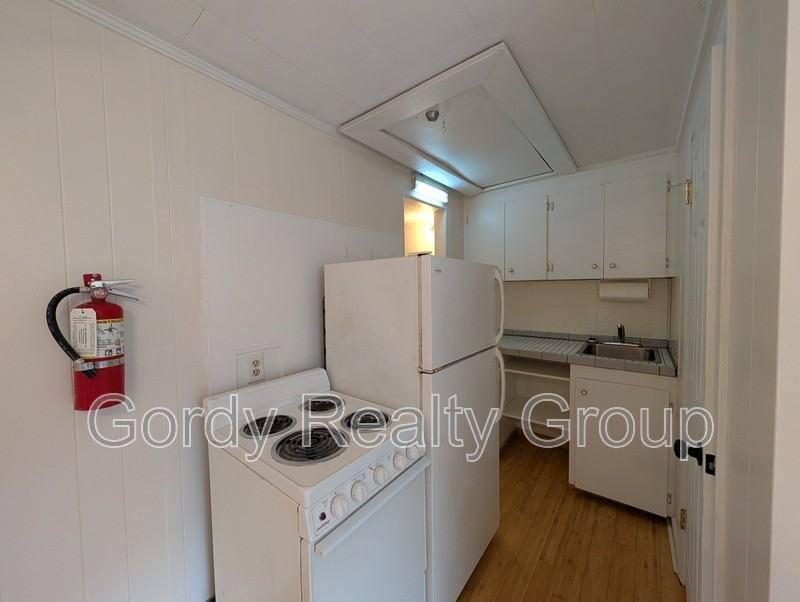 2941 Green St Apt G - Photo 4 of 9