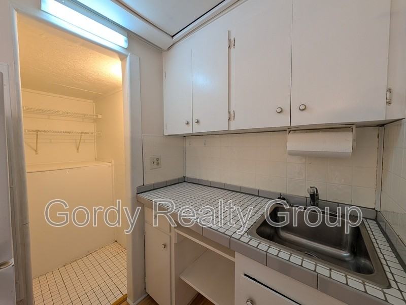 2941 Green St Apt G - Photo 7 of 9