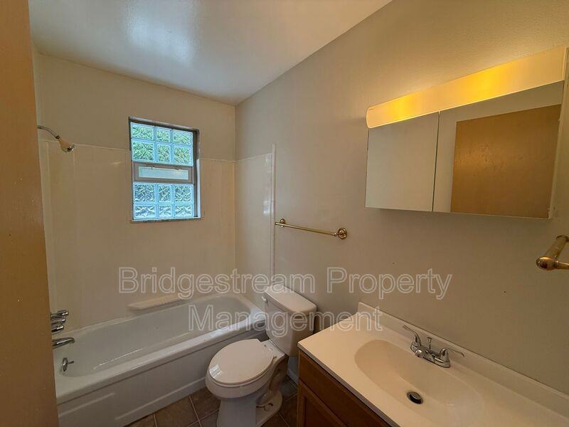 222 Sherman St - Photo 7 of 11