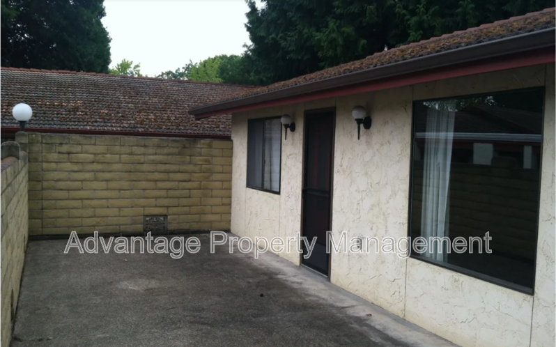 625 Nw 29th St - Photo 4 of 5