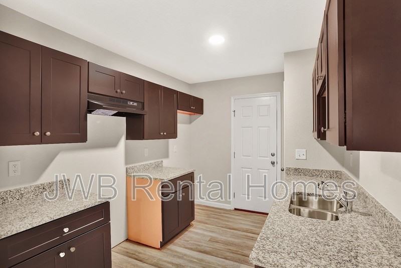 8008 Railroad Ave - Photo 2 of 21
