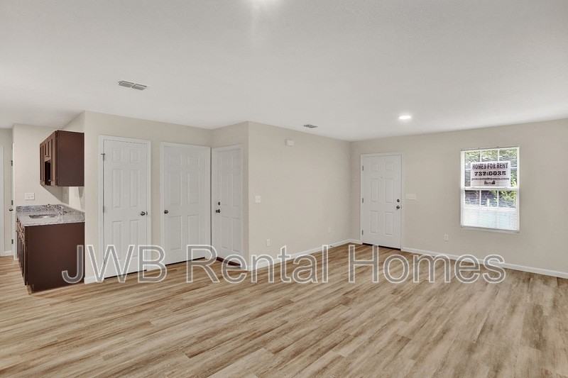 8008 Railroad Ave - Photo 3 of 21