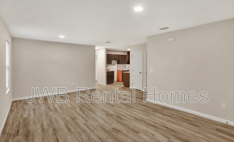 8008 Railroad Ave - Photo 4 of 21