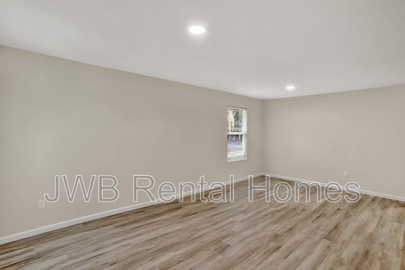 8008 Railroad Ave - Photo 6 of 21