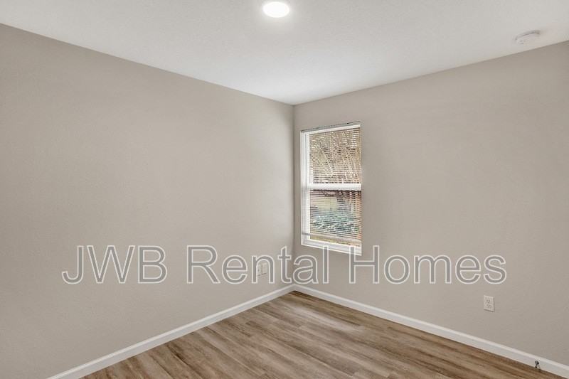 8008 Railroad Ave - Photo 7 of 21