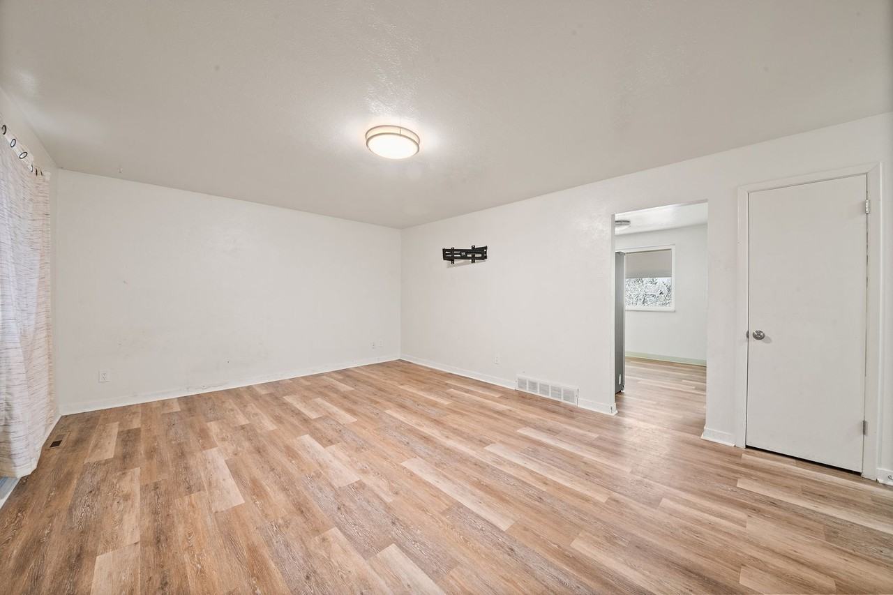 1070 S Coffman St - Photo 4 of 15