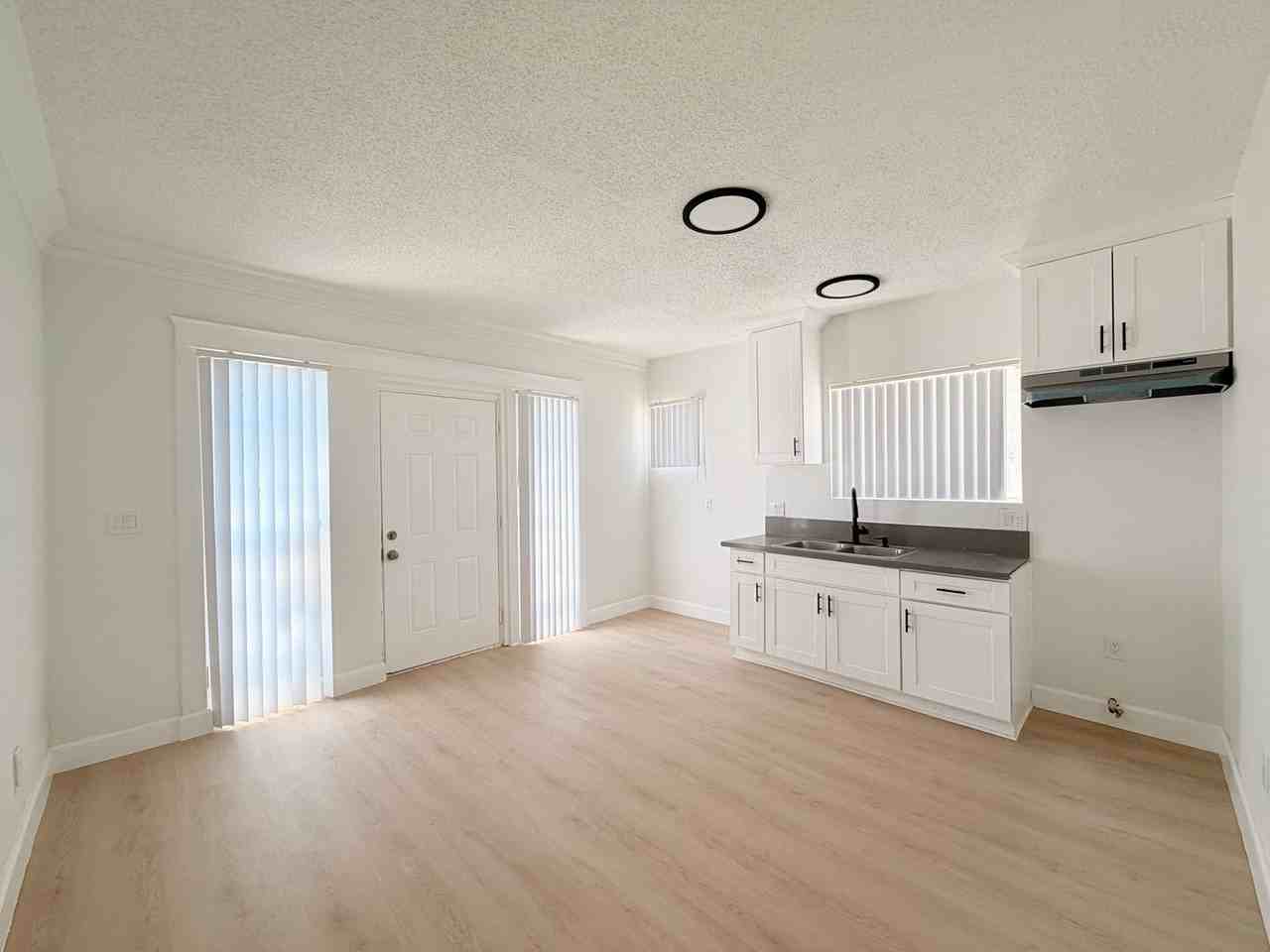4705 Willowbrook Ave/1001 Berendo/1005 Berendo - Photo 2 of 18
