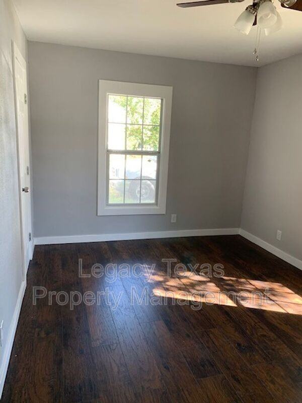 442 Bales St - Photo 5 of 8
