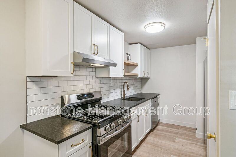 109 S 9th St #201 - Photo 4 of 28