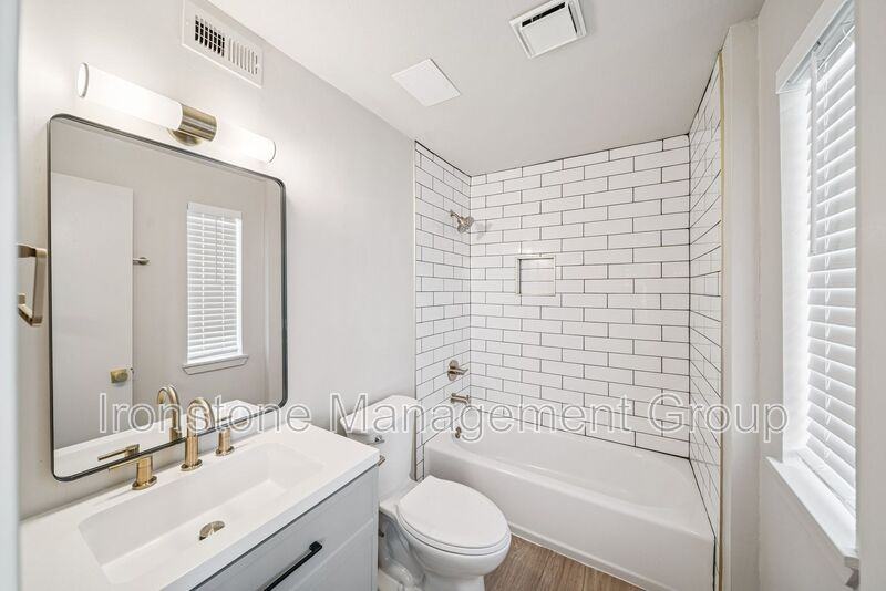 109 S 9th St #201 - Photo 6 of 28
