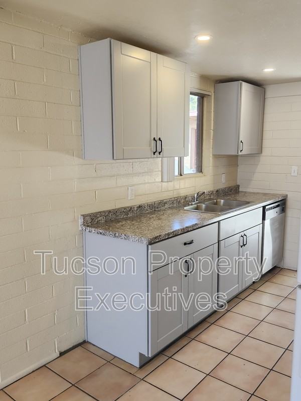 3131 N Treat Ave - Photo 2 of 18