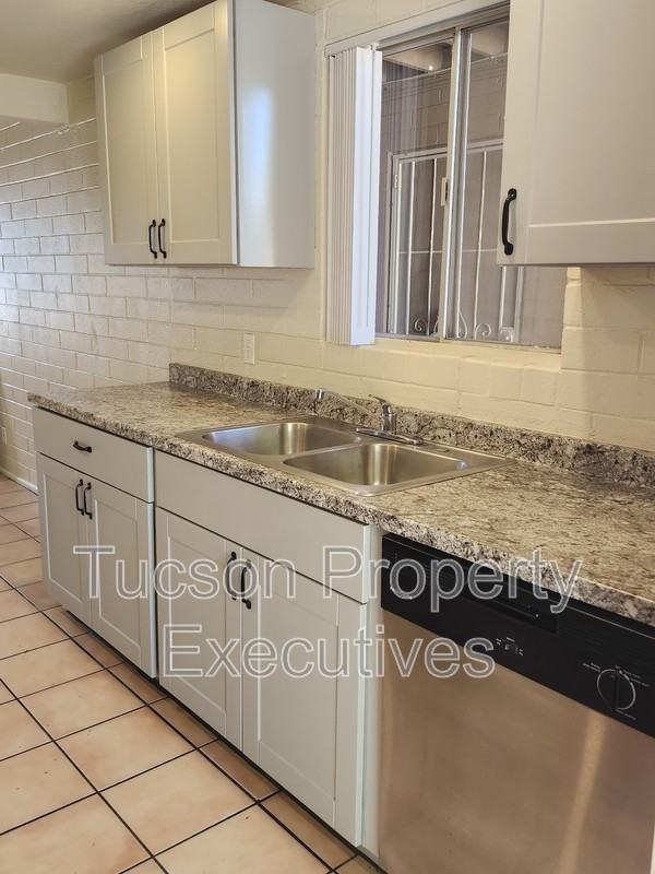 3131 N Treat Ave - Photo 3 of 18