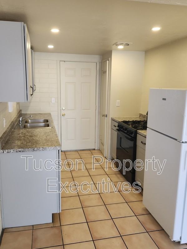 3131 N Treat Ave - Photo 4 of 18