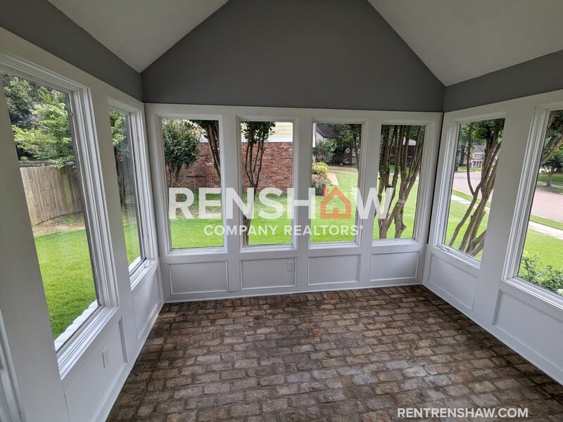 8161 Effingham Dr - Photo 6 of 30