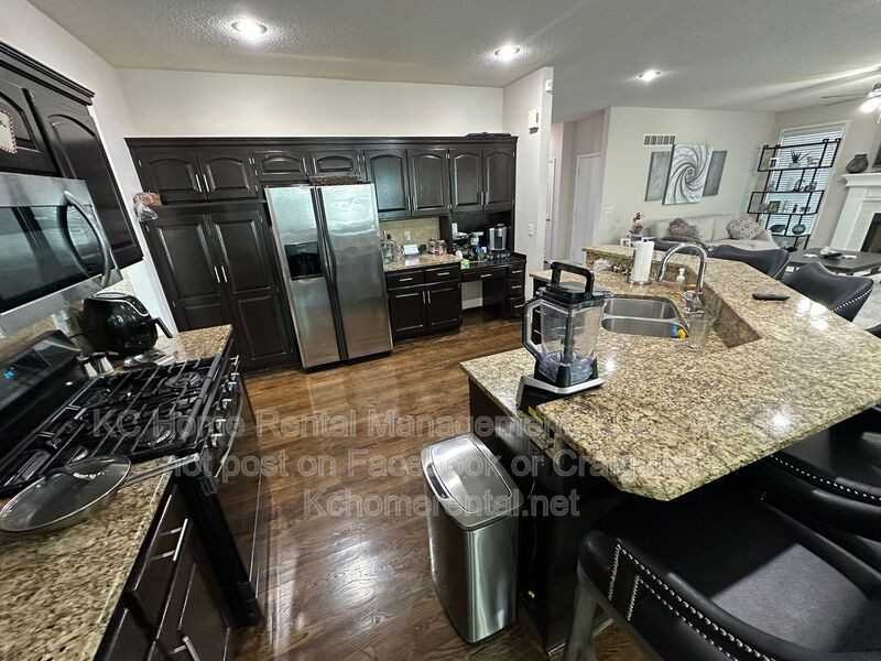 11429 W 142nd Ter - Photo 6 of 41