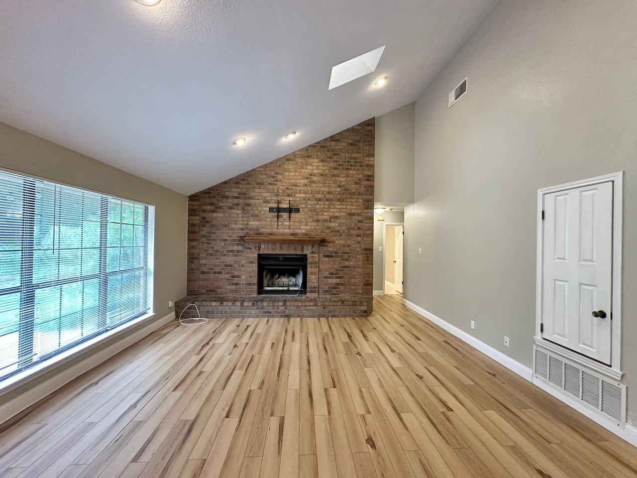 1818 Diana Ln - Photo 3 of 38