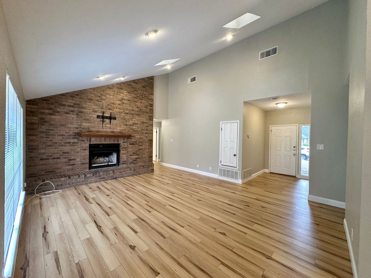 1818 Diana Ln - Photo 4 of 38