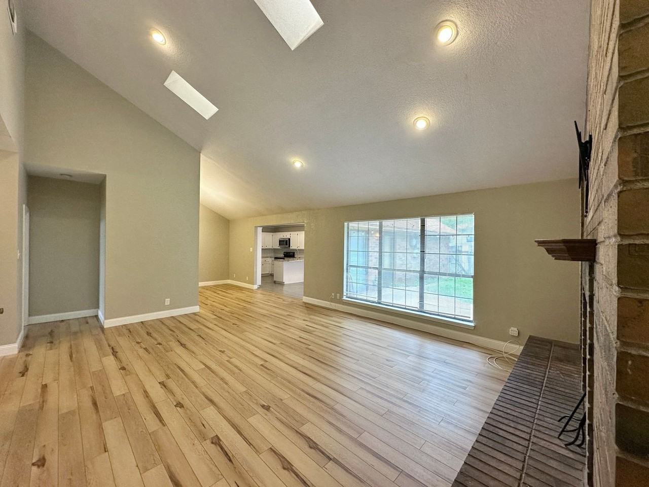 1818 Diana Ln - Photo 5 of 38