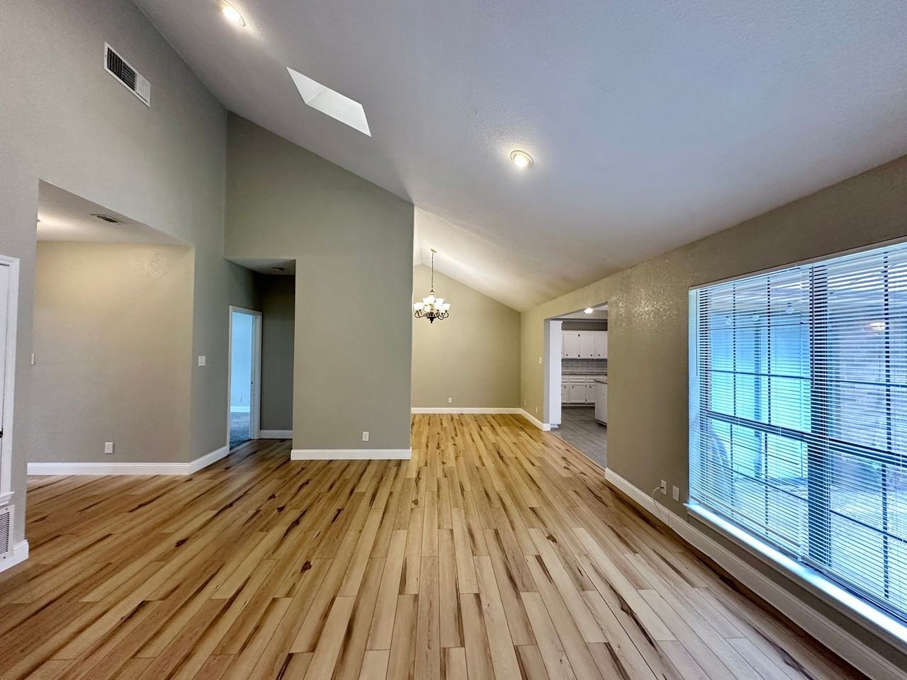 1818 Diana Ln - Photo 6 of 38