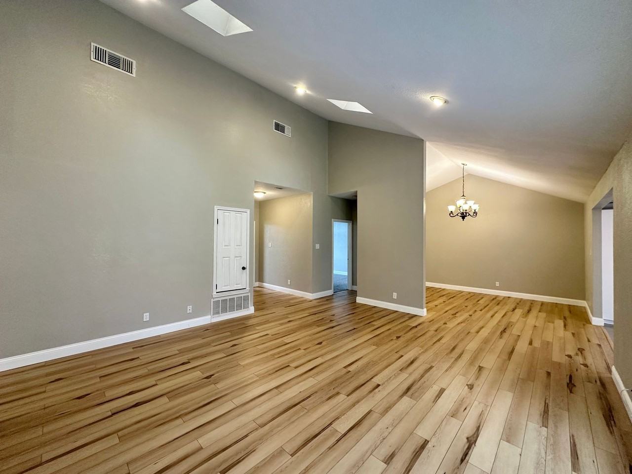 1818 Diana Ln - Photo 7 of 38