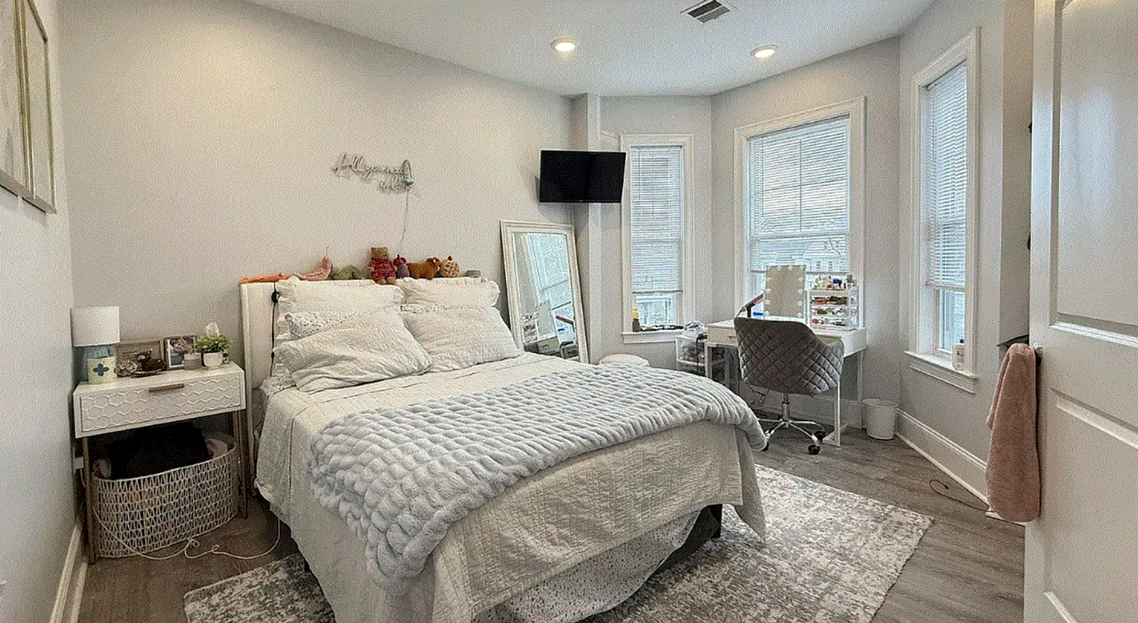 136 Franklin St - Photo 2 of 7