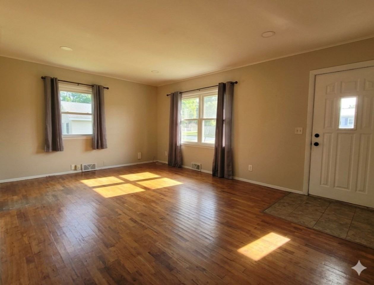 210 S Lenfesty Ave - Photo 3 of 7