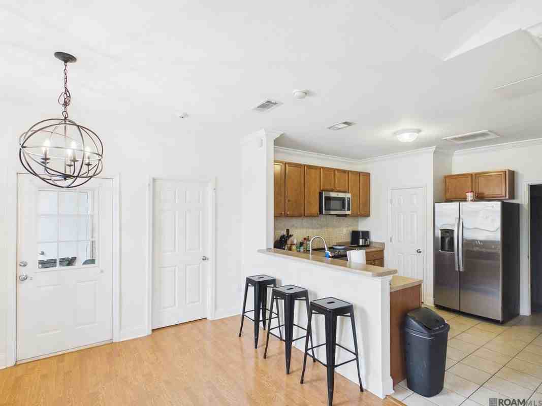4441 Burbank Dr ##601 - Photo 4 of 12