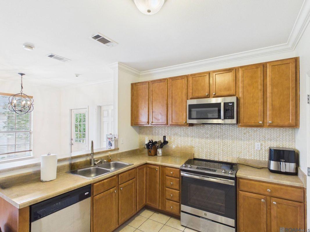 4441 Burbank Dr ##601 - Photo 5 of 12