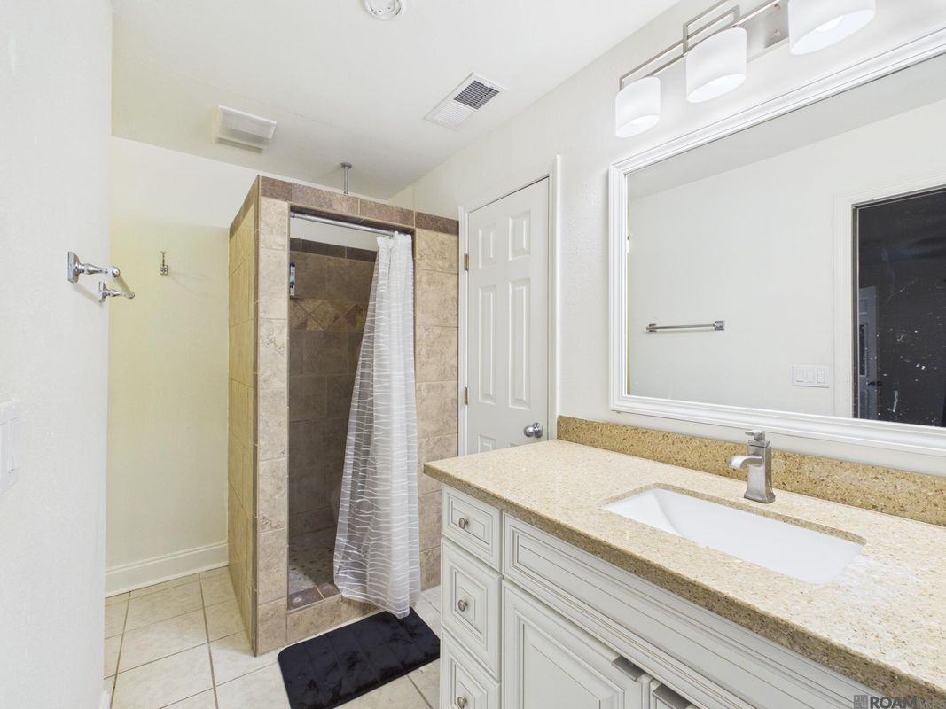 4441 Burbank Dr ##601 - Photo 6 of 12