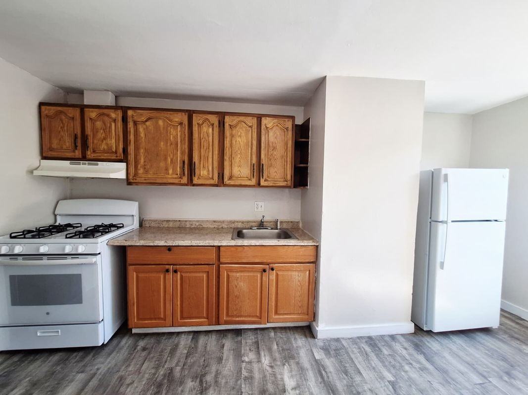 241 W Ivy St - Photo 2 of 9