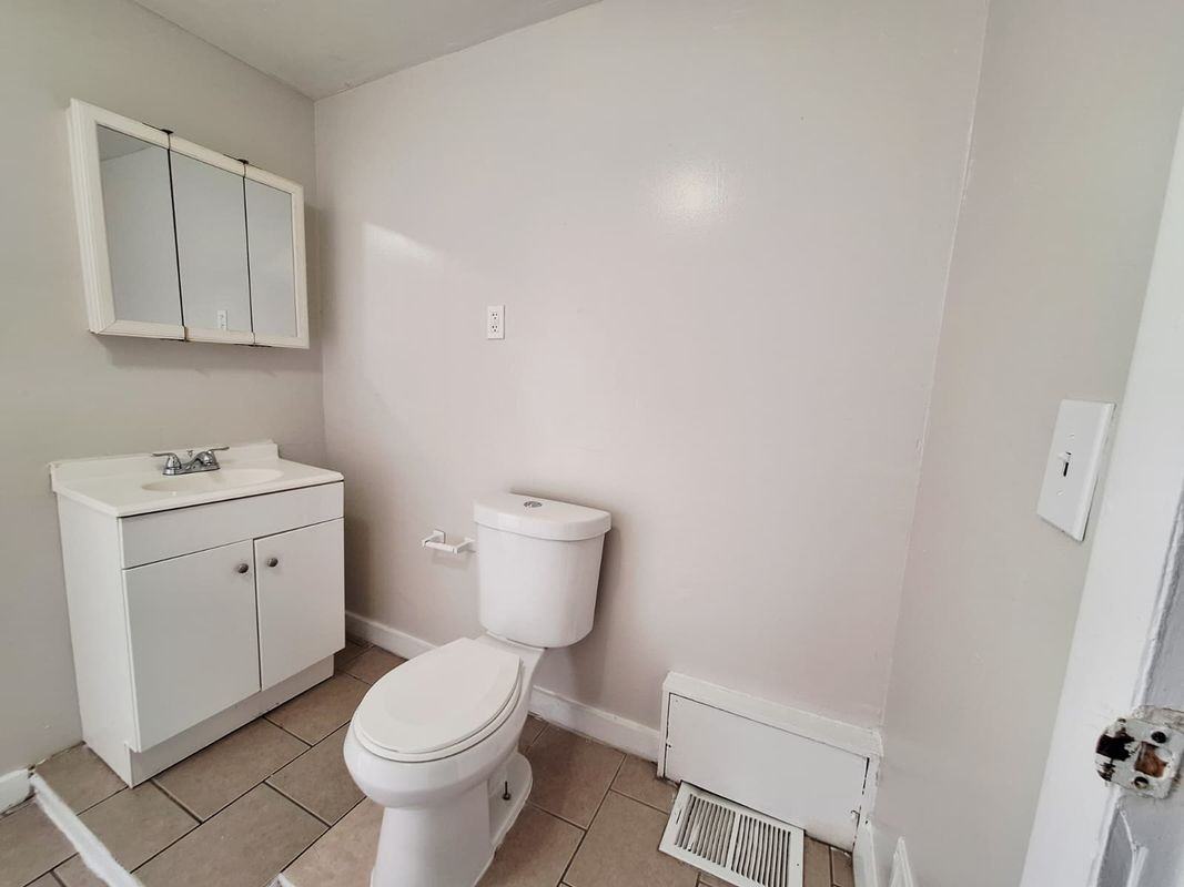 241 W Ivy St - Photo 3 of 9