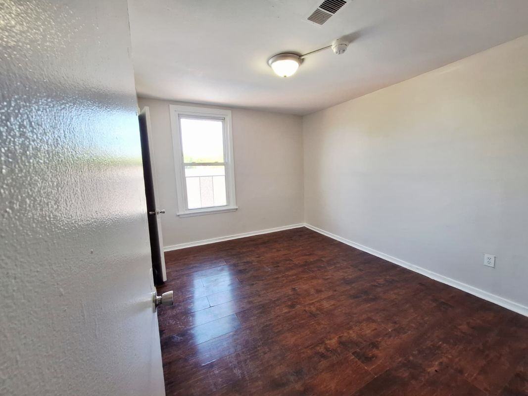 241 W Ivy St - Photo 5 of 9