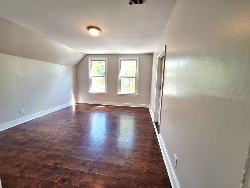 241 W Ivy St - Photo 6 of 9