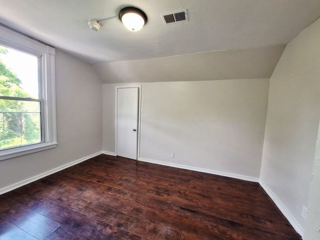 241 W Ivy St - Photo 7 of 9