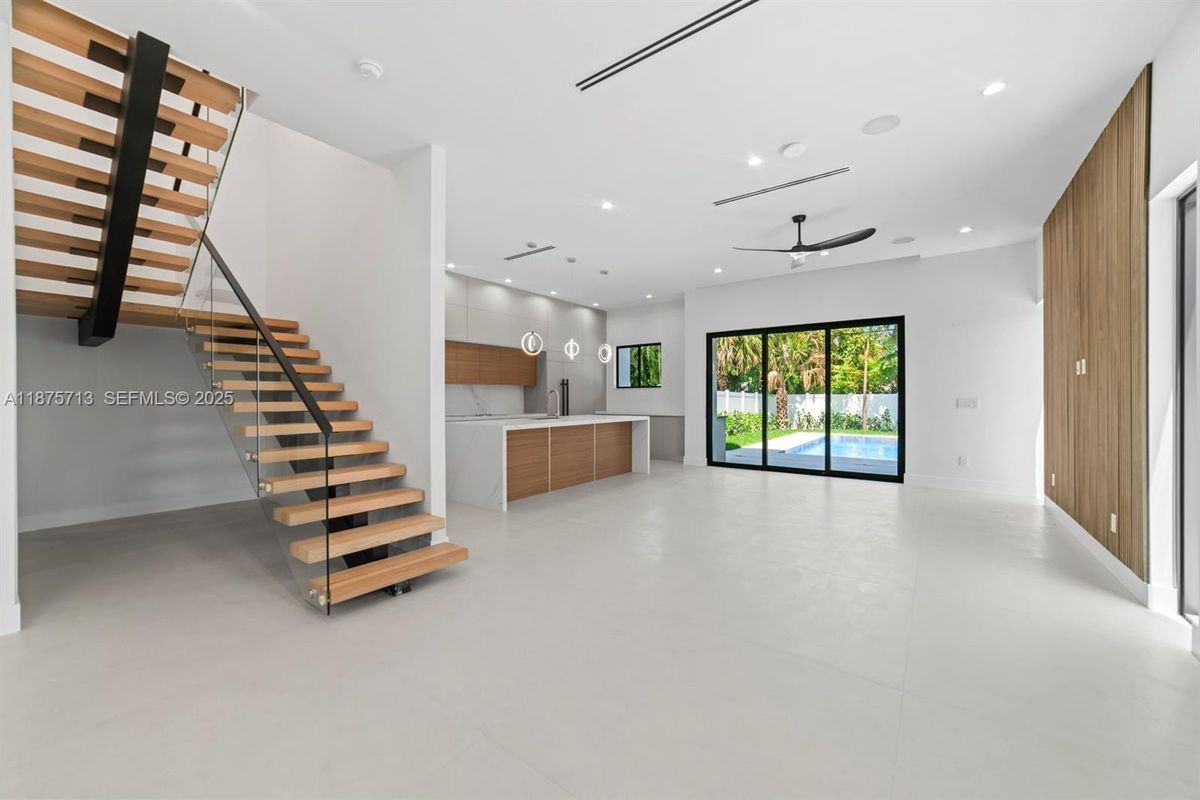 1320 Ne 16th Ave ##A - Photo 4 of 28